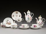 de nombreux types de théières et de soucoupes sur la table