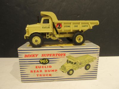 un camion jouet posé sur une boîte