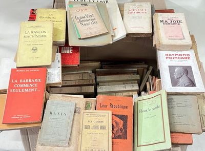 plusieurs livres empilés sur une table