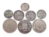 six types différents de pièces d'argent sur fond blanc