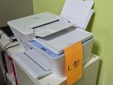 une imprimante posée sur un classeur dans une pièce