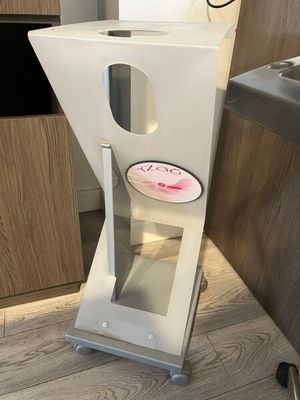 une vitrine blanche surmontée d'un miroir