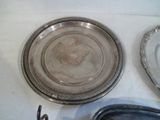 un plateau d'argent et un plateau d'argent sur une table blanche