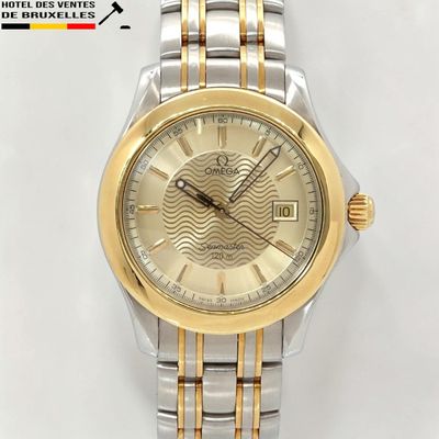 une image représentant une montre en or et en argent sur fond blanc