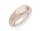 une image représentant une bague en argent sur fond blanc