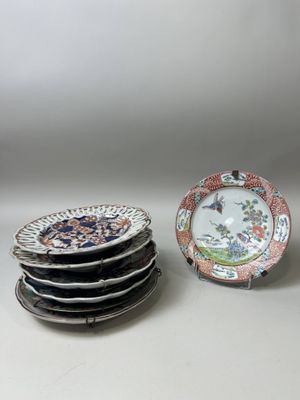 plusieurs assiettes sont empilées sur une table