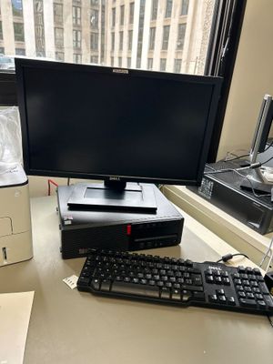 un ordinateur de bureau posé sur une table avec un clavier et un écran