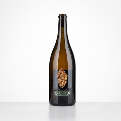 gros plan d'une bouteille de vin sur une table