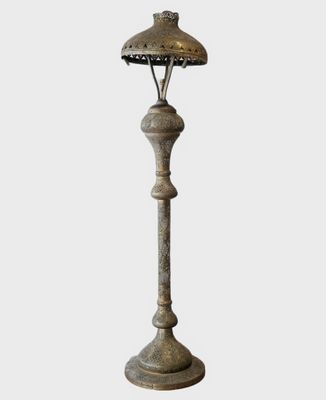 une lampe à l'ancienne sur fond blanc, avec un fond blanc