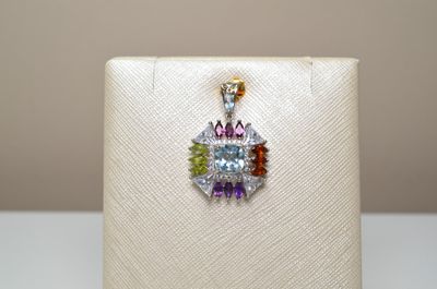 Un pendentif en argent 925 millièmes, serti au centre d'une …