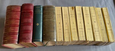 plusieurs vieux livres empilés sur une table