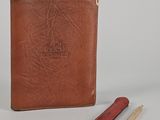 portefeuille avec un stylo et un crayon sur fond blanc, avec un espace réservé au texte