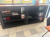 un bureau avec une bibliothèque et une chaise dans la pièce