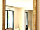 un miroir posé sur une table dans une pièce
