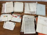 de nombreux vieux papiers et lettres posés sur une table en bois