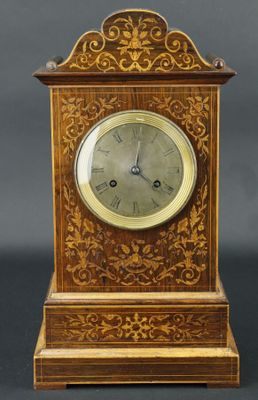 Pendule borne en bois de placage à décor marqueté de bois cl…