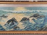 une peinture à l'huile représentant un coucher de soleil sur l'océan, avec des rochers au premier plan