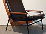 une image représentant une chaise avec une assise en cuir noir et une structure en bois