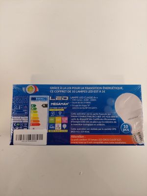 un gros plan sur un paquet d'ampoules posé sur une table
