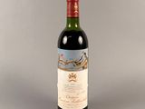 une bouteille de vin posée sur une table