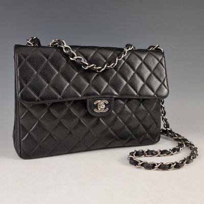 Sac à bandoulière Chanel en cuir matelassé noir avec bandoulière en chaîne