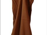 une robe marron suspendue à un cintre en bois