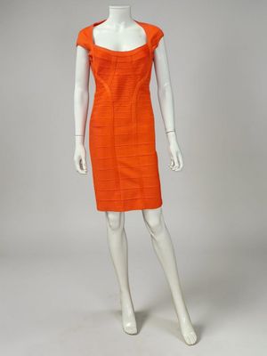 une robe orange sur un mannequin, un mannequin, un mannequin, un mannequin, un mannequin, un mann