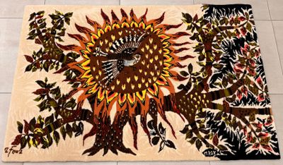 un tapis orné d'un tournesol posé sur un sol carrelé