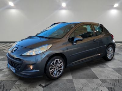 la photo d'une voiture grise garée dans un garage