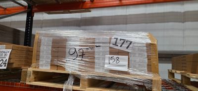 une palette chargée de nombreux cartons dans un entrepôt