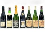 six bouteilles de vin sont alignées sur une surface blanche