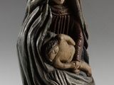 l'image d'une statue représentant une femme tenant un bébé dans ses bras