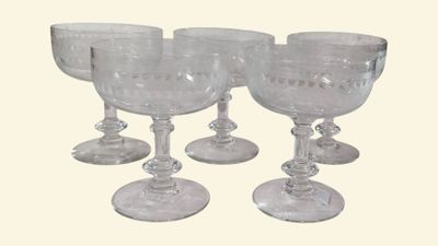 quatre verres à vin posés les uns à côté des autres sur une table