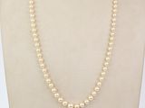 un collier de perles blanches sur un mannequin mannequin mannequin mannequin mannequin mannequin mannequin mannequin mannequin mannequin