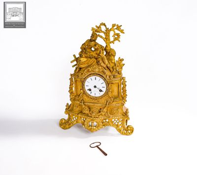 Pendule en bronze doré à décor d'une mère et enfant au pied …