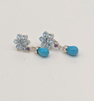 boucles d'oreilles en forme de fleurs turquoise ornées de cristaux Swarovski et de pierres précieuses