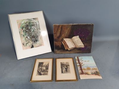 trois photos encadrées représentant des arbres et un livre posés sur une table