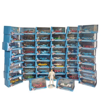 un grand nombre de voitures-jouets dans une vitrine