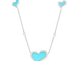 un collier blanc et bleu avec un pendentif en forme de cœur