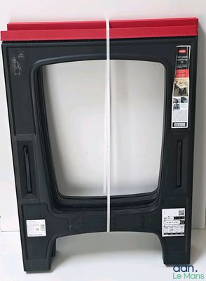 un téléviseur noir et rouge posé sur une surface blanche
