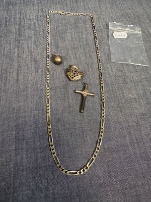 un collier orné d'une croix et d'une clé