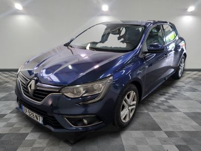 la voiture bleue est garée sur un sol en damier dans le garage