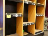 les nombreuses étagères d'un magasin sur lesquelles sont disposés certains articles