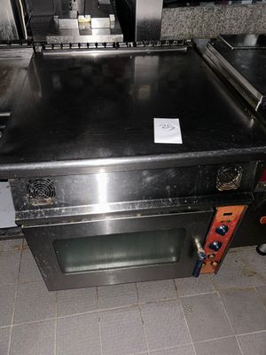 une image d'un four commercial dans une cuisine