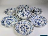 un ensemble d'assiettes bleues et blanches ornées de fleurs