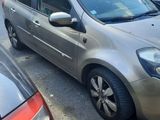 une voiture argentée garée dans un parking à côté d'autres voitures