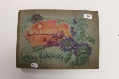 un vieux livre sur lequel figure une illustration représentant une ville et des fleurs
