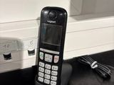 un téléphone portable posé sur une table près d'une fenêtre