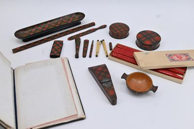 un grand nombre d'objets posés sur une table