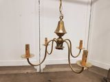 un lustre ancien en laiton suspendu au plafond d'une pièce